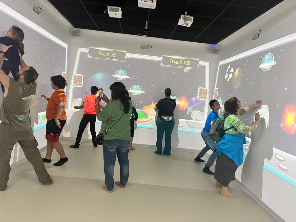 מטיילים נהנים מהחדר האימרסיבי בבית ספר שדה שקמים 