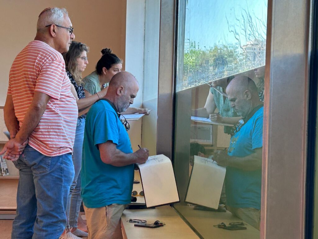 אנשים בבית התצפיות בעמק הצבאים 