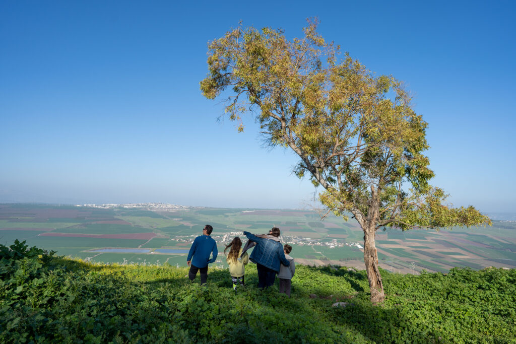 משפחה מצולמת מהגב אל מול תצפית בגליל