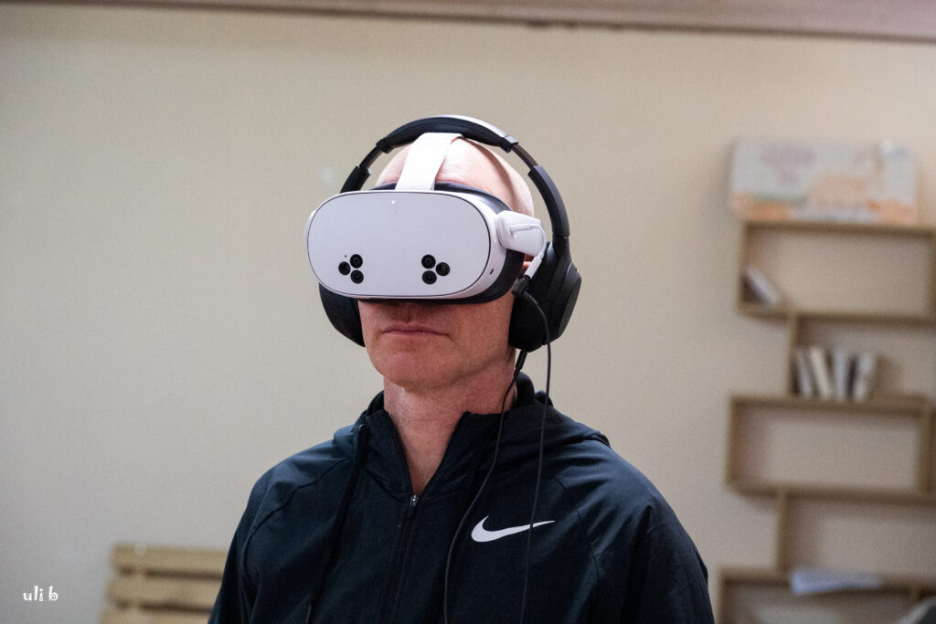 מטייל עם משקפי VR במסע וירטואלי להצלת הירדן וים המלח בבית ספר שדה עין גדי 