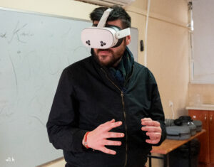 מטייל עם משקפי VR במסע וירטואלי להצלת הירדן וים המלח בבית ספר שדה עין גדי