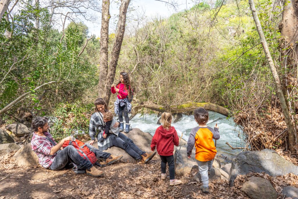 משפחה בטיול בגולן ל יד נחל זורם