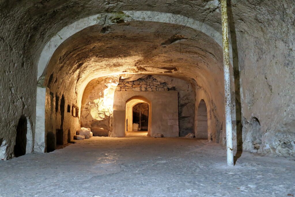 מערה בבית שערים בעמק יזרעאל 