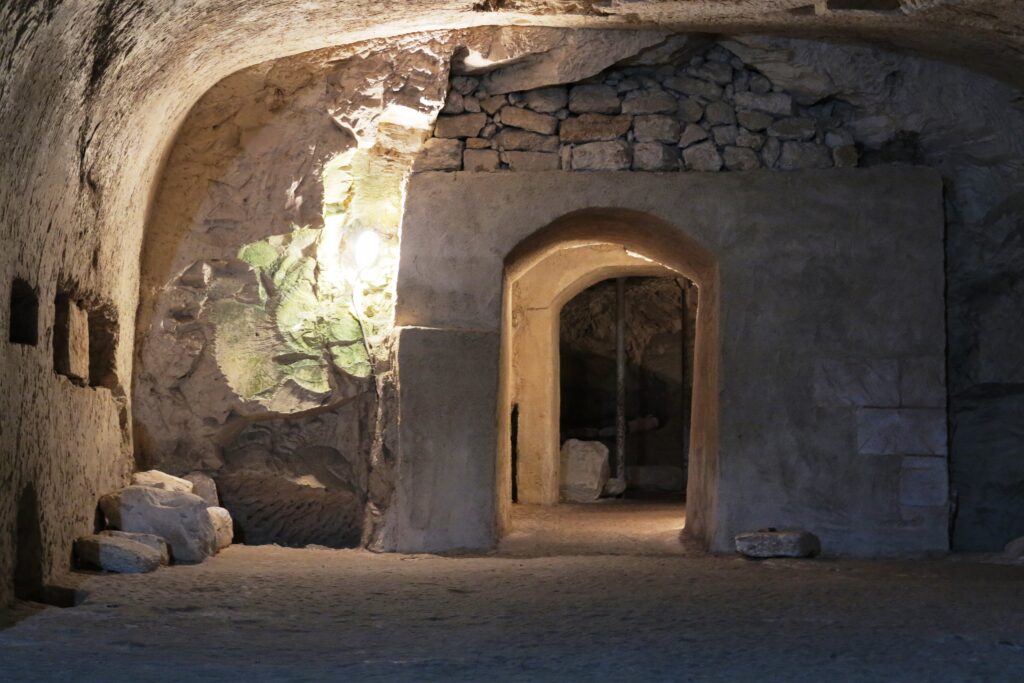 מערה בבית שערים בעמק יזרעאל 