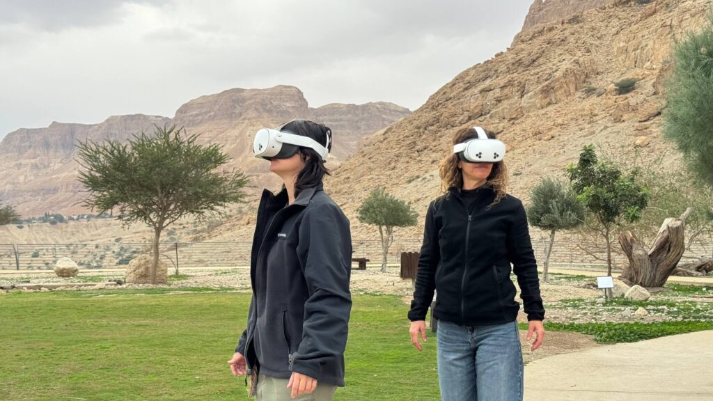 מטיילות בחצר בית ספר שדה עין גדי בפעילות VR 