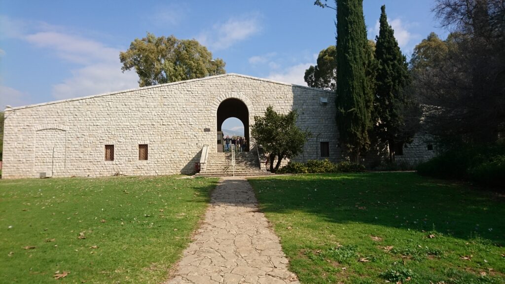 בית אוסישקין ושביל הכניסה 