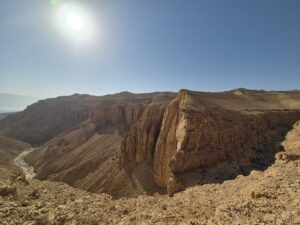 צילום של נוף ותצפית על נחל עזגד