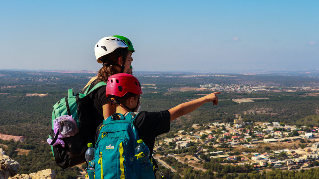 ילדות לפני סנפלינג מביטות עאל הנוף הגלילי הרחב מולן 