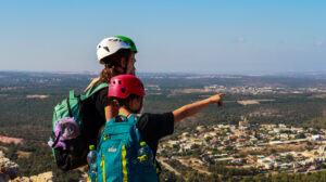 ילדות לפני סנפלינג מביטות עאל הנוף הגלילי הרחב מולן