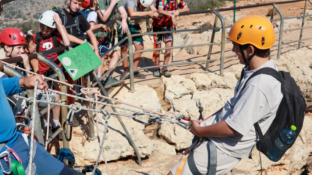 ילד בסנפלינג בגליל במחנה קיץ 