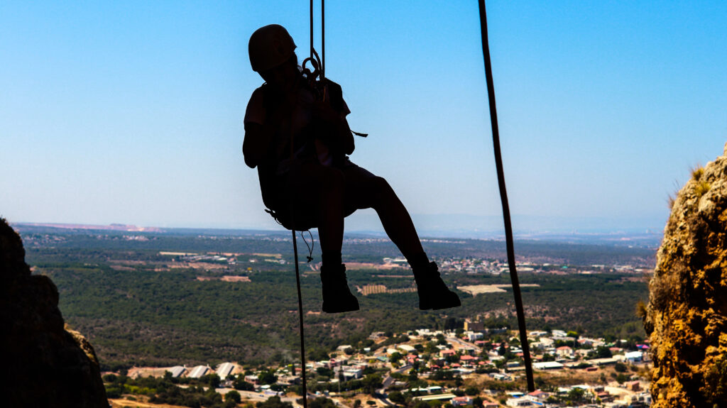 ילד באוויר מול הנוף הגלילי בסנפלינג ממערת קשת 