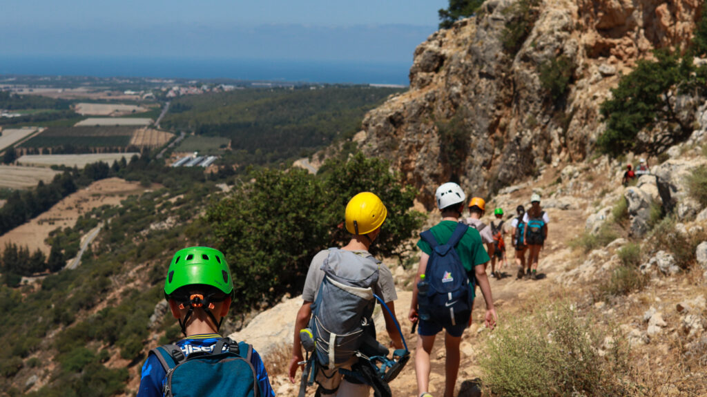 ילדים בשביל בדרך לסנפלינג 