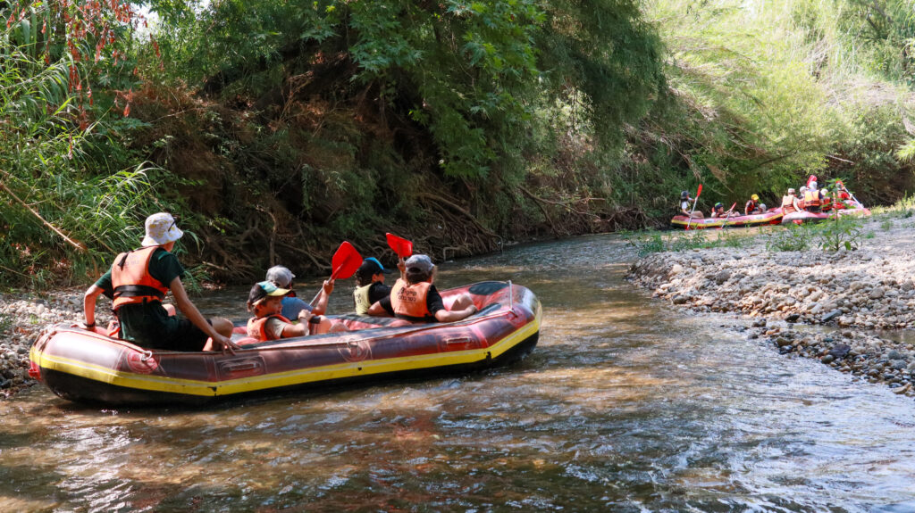 ילדים בסירות רפטינג בירדן במחנה קיץ בגולן 