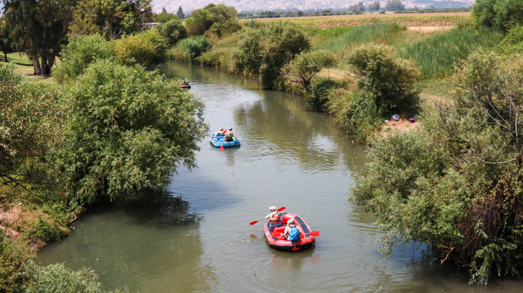 צילום רחפן של נהר הירדן והילדים בסירות רפטינג 