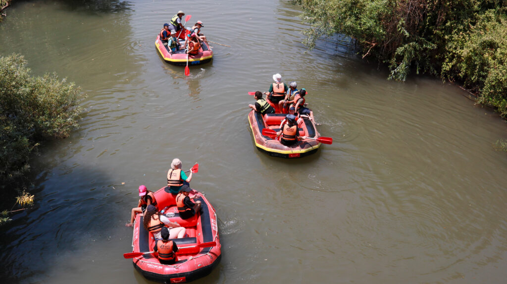 צילום רחפן מעל הירדן ברפטינג שהילדים עושים במחנה קיץ 