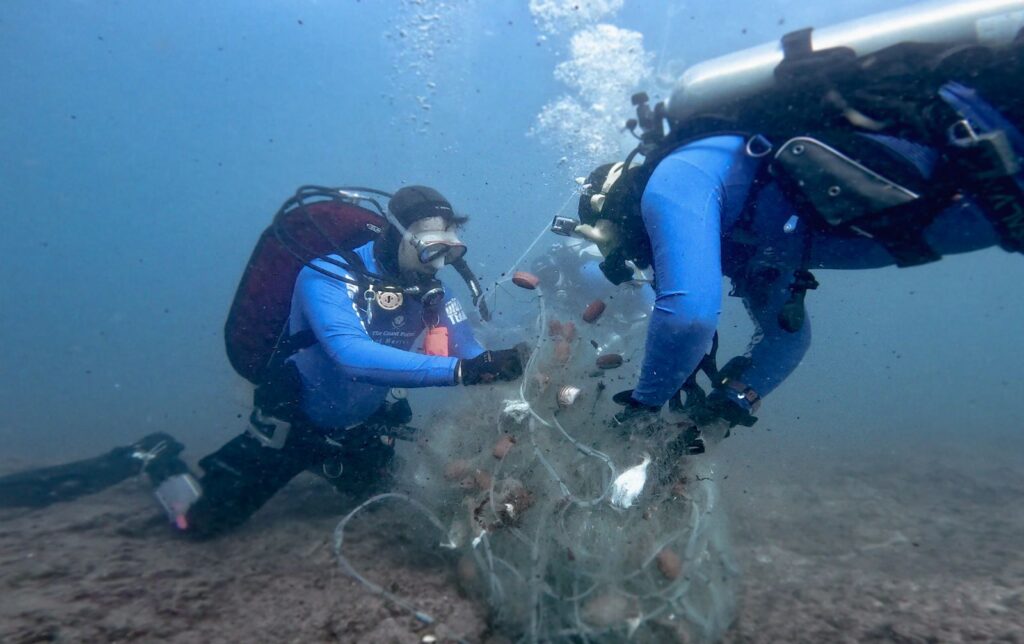 הוצאת רשת רפאים מהים מול חוף גורדון בתל אביב על ידי סיירת החוף