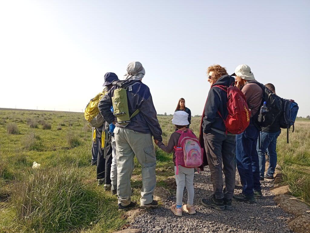 מטיילים עם מדריכה באחו נוב ברמת הגולן 