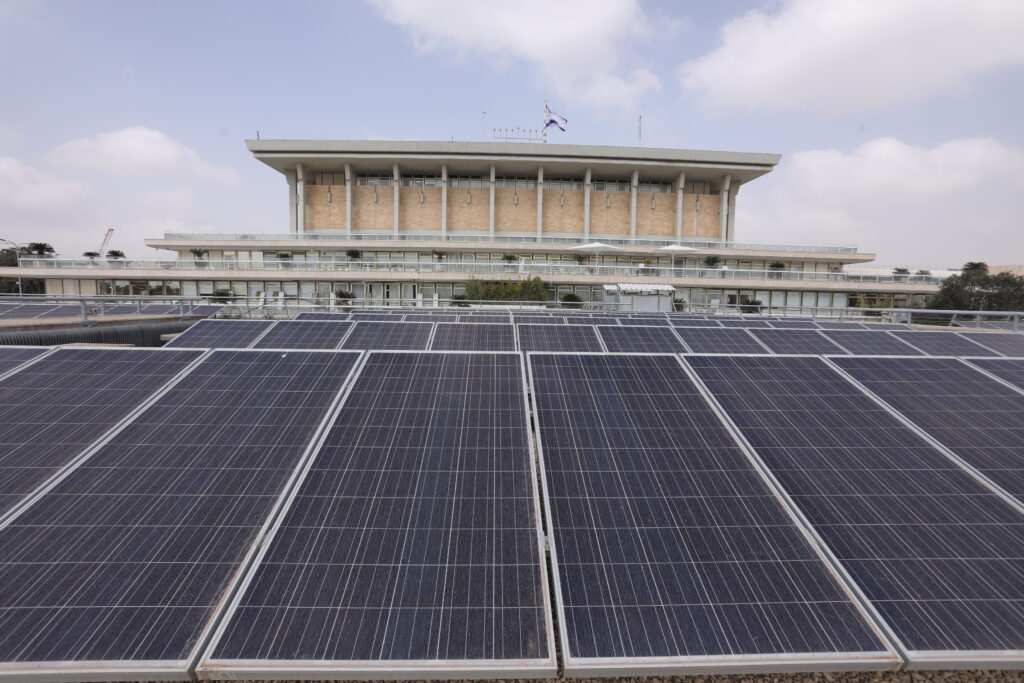 גגות סולריים בכנסת ישראל (מבנה הכנסת מופיע במרכז התמונה עם צילום מכיווון הגגות הסולריים) 