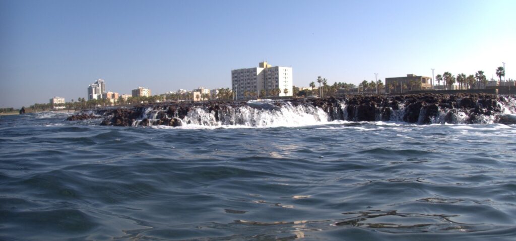 צילום מתוך הים בחוף צפוני עכו לכיוון העיר והבתים 