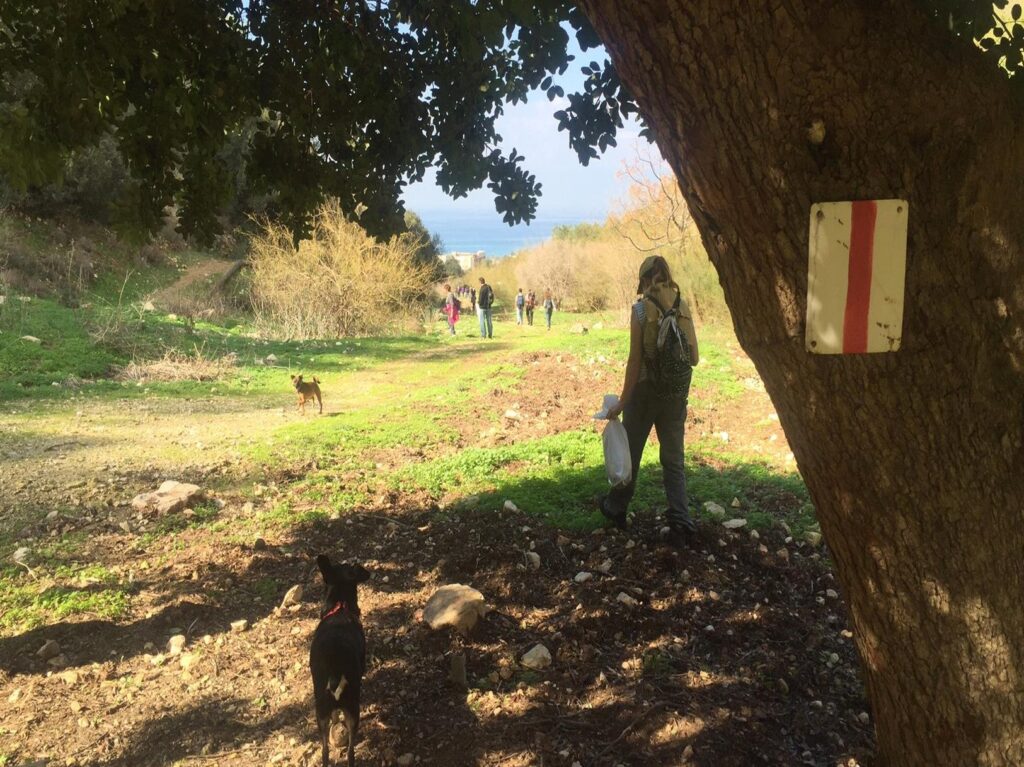 מטיילים בנחל אזוב בחיפה עם נוף לים 