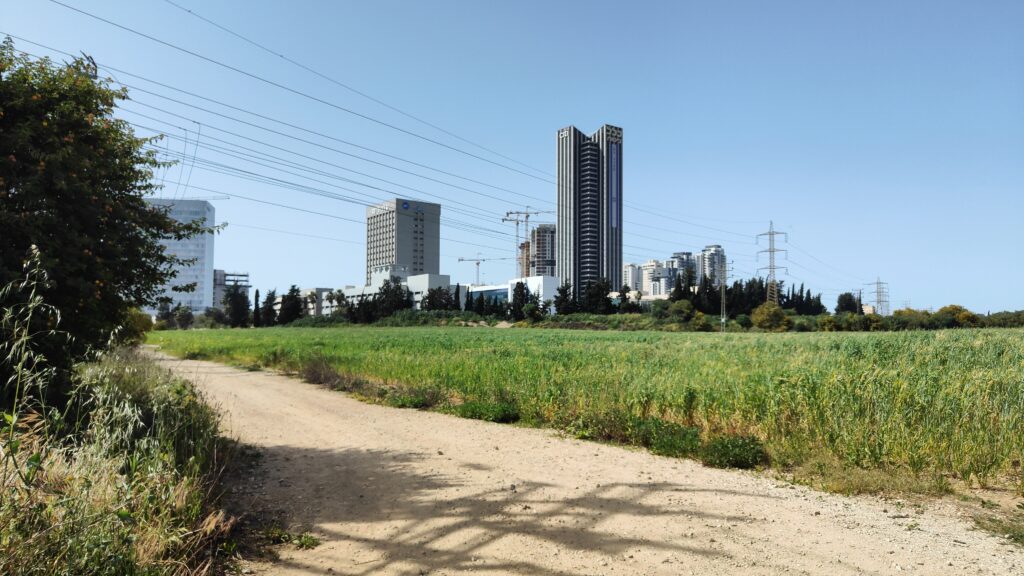 שביל בנחל פרדסים וברקע בנייני תל אביב 