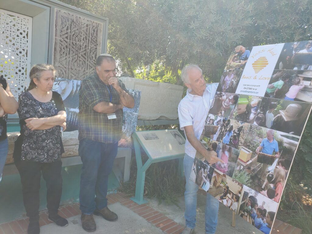 פעילות בכנסת ישראל אנשים מסתכלים על אדם שמחזיק שלט על דבורים 