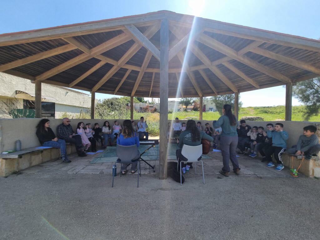 פעילות מוזיקה לילדים ליד מקלט בבית ספר שדה חוף כרמל 