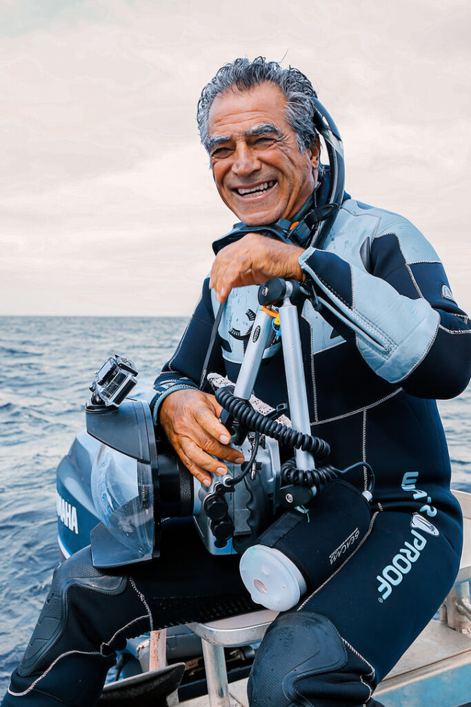 עמוס נחום עם חליפת צלילה מחוץ למים 