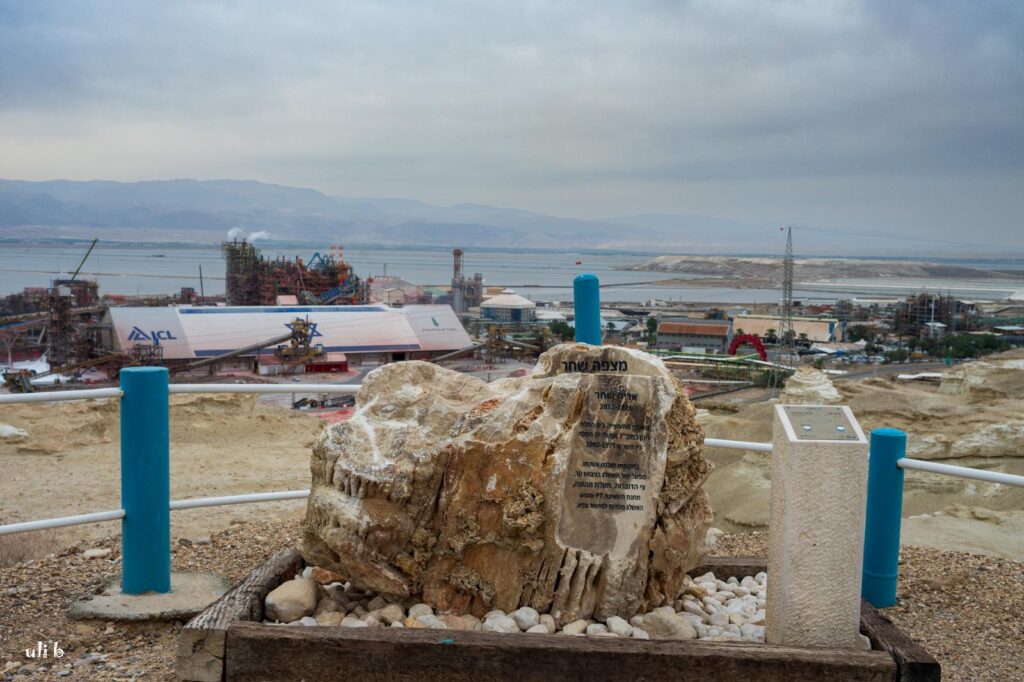 אנדרטת מצב האדם מול מפעלי ים המלח וים המלח באופק 