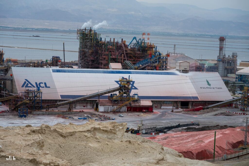 תצפית על מפעיל ים המלח מאנדרטת מצב האדם, רואים עשן מהמפעילם 