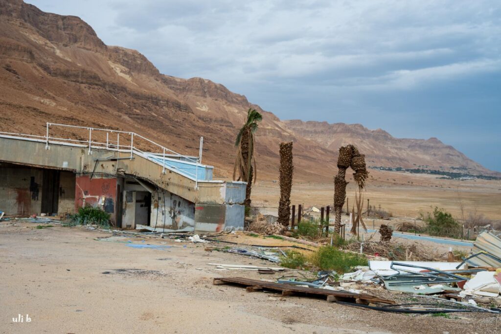 איזור מרחצאות עין גדי הנטושים, שאריות ממה שהיה שם על רקע הרי המדבר 