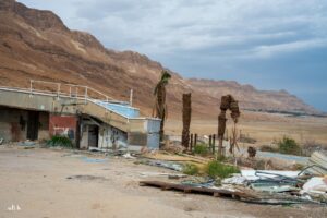 איזור מרחצאות עין גדי הנטושים, שאריות ממה שהיה שם על רקע הרי המדבר