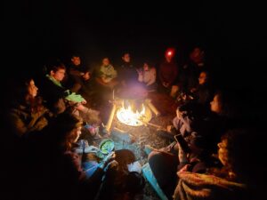 ילדים בטיול בפעילות בישולי שדה בחושך מסביב למדורה. צילום: נמרוד גפן