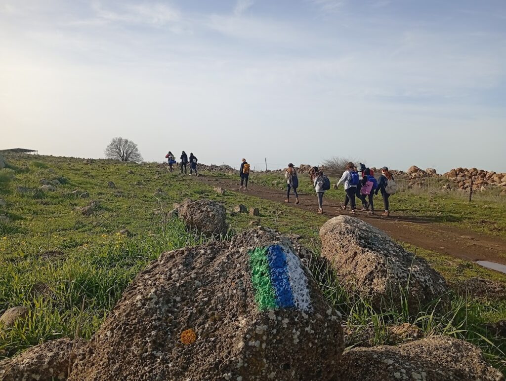 ילדים מטיילים על שביל הגולן 